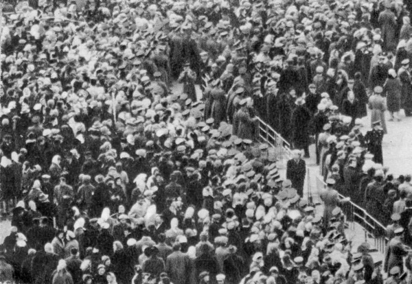 Иллюстрация к книге — Юрий Гагарин. Человек-легенда [i_105.jpg]