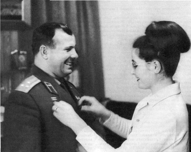 Иллюстрация к книге — Юрий Гагарин. Человек-легенда [i_230.jpg]