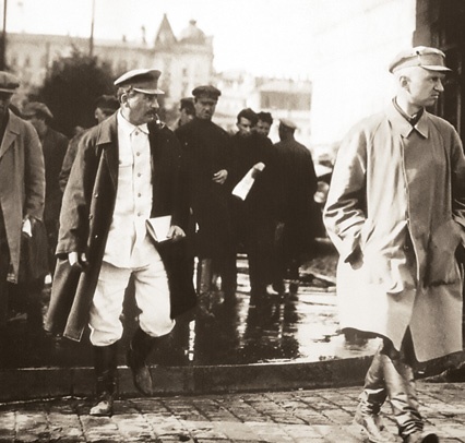 Иллюстрация к книге — Государственные и духовные лидеры [i_049.jpg]