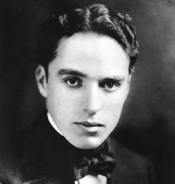 Иллюстрация к книге — Эдит Пиаф. Я ни о чем не сожалею [i_009.jpg]