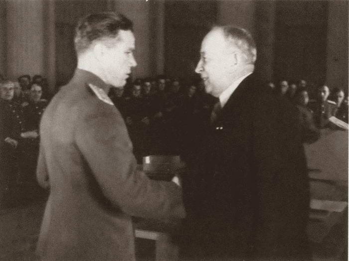 Иллюстрация к книге — Кожедуб [i_028.jpg]