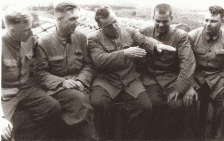 Иллюстрация к книге — Кожедуб [i_039.jpg]