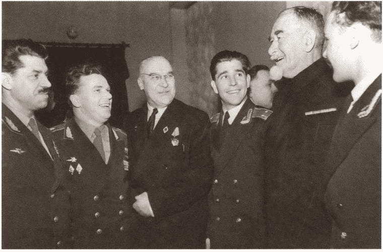 Иллюстрация к книге — Кожедуб [i_048.jpg]