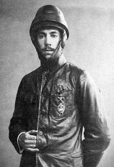 Иллюстрация к книге — Великие летчики мира. 100 историй о покорителях неба [_007siko.jpg]