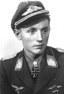 Иллюстрация к книге — Великие летчики мира. 100 историй о покорителях неба [_044hart.jpg]