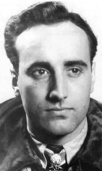 Иллюстрация к книге — Великие летчики мира. 100 историй о покорителях неба [_045shna.jpg]