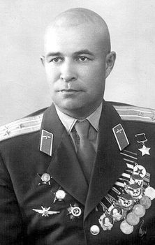 Иллюстрация к книге — Великие летчики мира. 100 историй о покорителях неба [_046pepe.jpg]