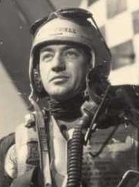 Иллюстрация к книге — Великие летчики мира. 100 историй о покорителях неба [_047makk.jpg]