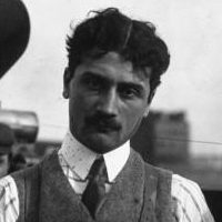 Иллюстрация к книге — Великие летчики мира. 100 историй о покорителях неба [_049garr.jpg]