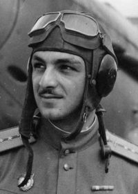 Иллюстрация к книге — Великие летчики мира. 100 историй о покорителях неба [_057miko.jpg]