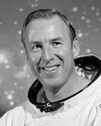 Иллюстрация к книге — Великие летчики мира. 100 историй о покорителях неба [_083love.jpg]