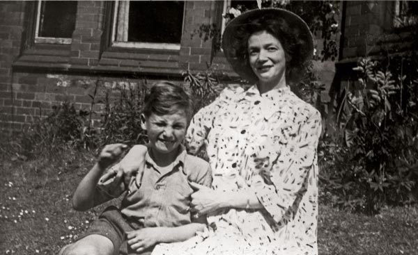 Иллюстрация к книге — The Beatles. Единственная на свете авторизованная биография [i_040.jpg]