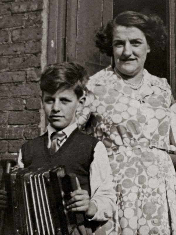 Иллюстрация к книге — The Beatles. Единственная на свете авторизованная биография [i_051.jpg]