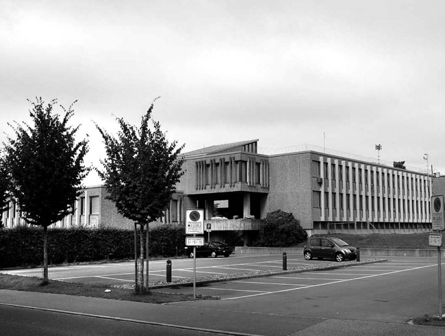 Иллюстрация к книге — Пальто с хлястиком [i_015.jpg]