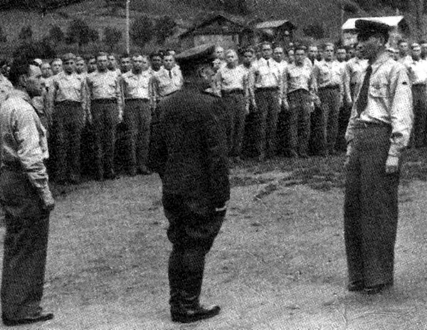 Иллюстрация к книге — Пальто с хлястиком [i_027.jpg]