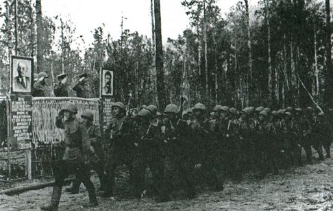 Иллюстрация к книге — Комдив. От Синявинских высот до Эльбы [i_008.jpg]