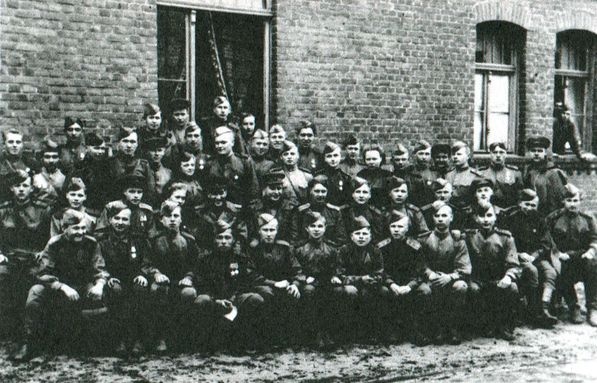 Иллюстрация к книге — Комдив. От Синявинских высот до Эльбы [i_014.jpg]