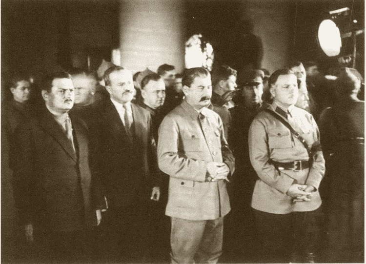 Иллюстрация к книге — Жданов [i_032.jpg]