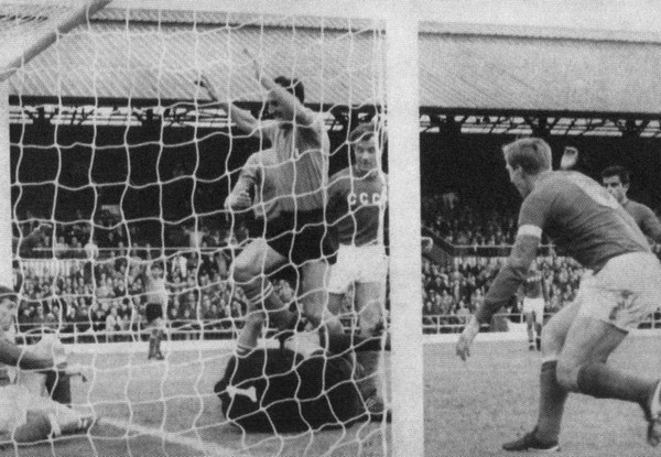 Иллюстрация к книге — Лев Яшин [i_036.jpg]