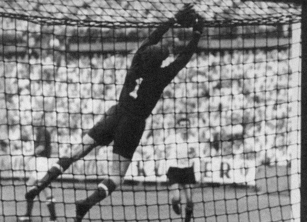 Иллюстрация к книге — Лев Яшин [i_037.jpg]