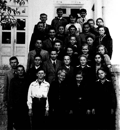 Иллюстрация к книге — По краю бездны. Хроника семейного путешествия по военной России [i_023.jpg]