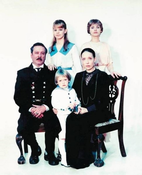 Иллюстрация к книге — Инна Чурикова. Судьба и тема [i_042.jpg]