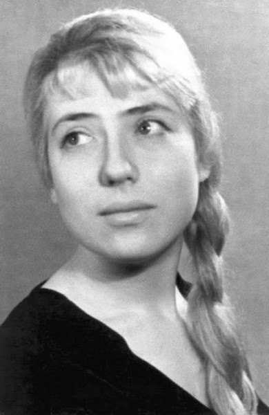 Иллюстрация к книге — Инна Чурикова. Судьба и тема [i_100.jpg]