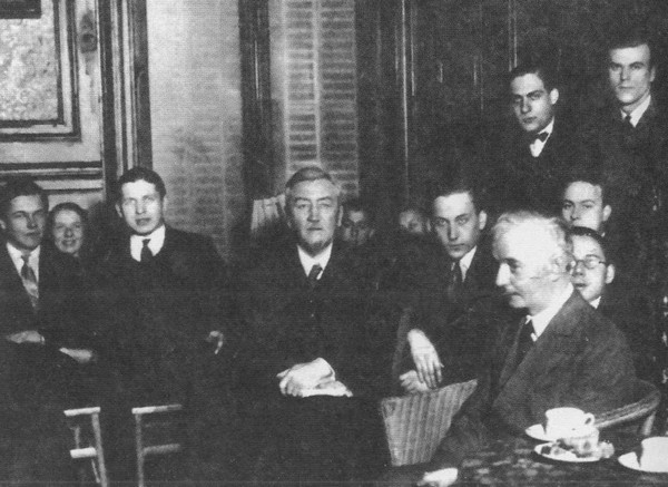 Иллюстрация к книге — Саша Черный. Печальный рыцарь смеха [i_064.jpg]