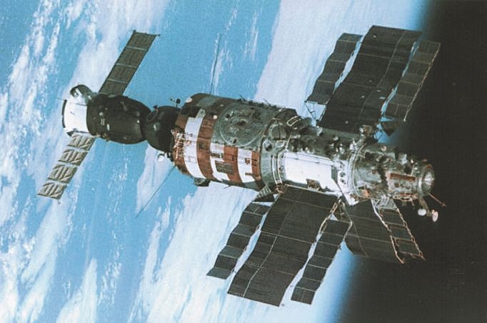 Иллюстрация к книге — Космонавт №34. От лучины до пришельцев [i_057.jpg]