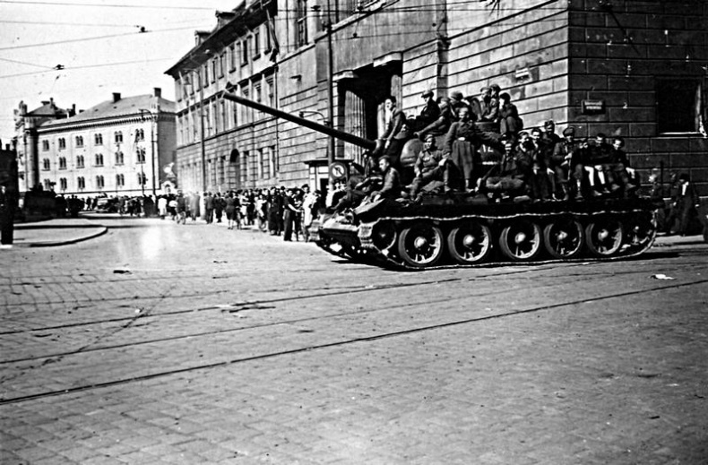 Иллюстрация к книге — Последний бой. Кто освободил Прагу? [i_038.jpg]