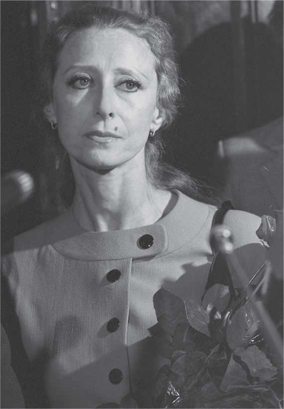 Иллюстрация к книге — Азбука легенды. Диалоги с Майей Плисецкой [i_001.jpg]