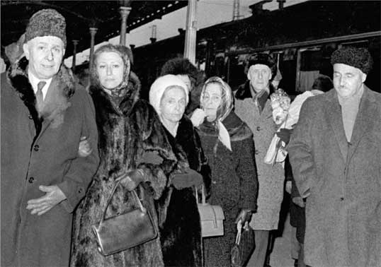 Иллюстрация к книге — Азбука легенды. Диалоги с Майей Плисецкой [i_006.jpg]