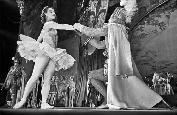 Иллюстрация к книге — Азбука легенды. Диалоги с Майей Плисецкой [i_014.jpg]