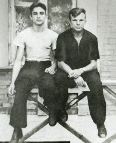 Иллюстрация к книге — Юрий Гагарин [i_008.jpg]