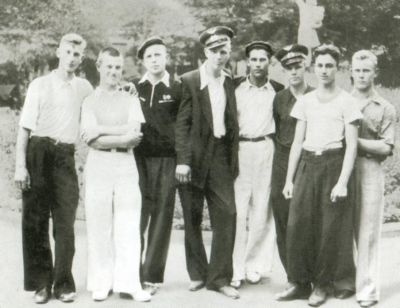 Иллюстрация к книге — Юрий Гагарин [i_010.jpg]