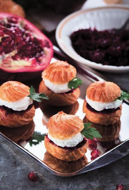 Иллюстрация к книге — Закуски и десерты из заварного теста. Эклеры, профитроли, буше [i_028.jpg]