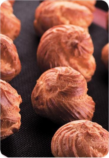 Иллюстрация к книге — Закуски и десерты из заварного теста. Эклеры, профитроли, буше [i_029.jpg]