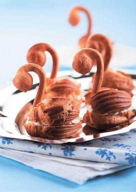 Иллюстрация к книге — Закуски и десерты из заварного теста. Эклеры, профитроли, буше [i_067.jpg]