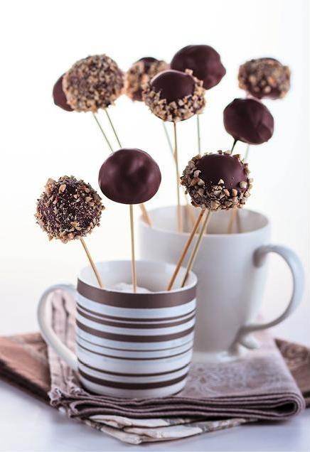 Иллюстрация к книге — Закуски и десерты из заварного теста. Эклеры, профитроли, буше [i_070.jpg]