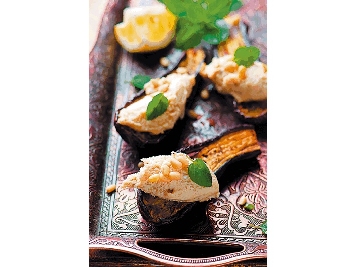 Иллюстрация к книге — Когда гости на пороге [i_004.jpg]