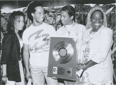 Иллюстрация к книге — No Woman No Cry. Моя жизнь с Бобом Марли [i_019.jpg]