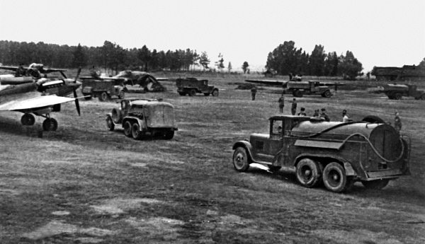 Иллюстрация к книге — Штурмовики. «Мы взлетали в ад» [i_049.jpg]