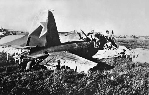 Иллюстрация к книге — Штурмовики. «Мы взлетали в ад» [i_083.jpg]