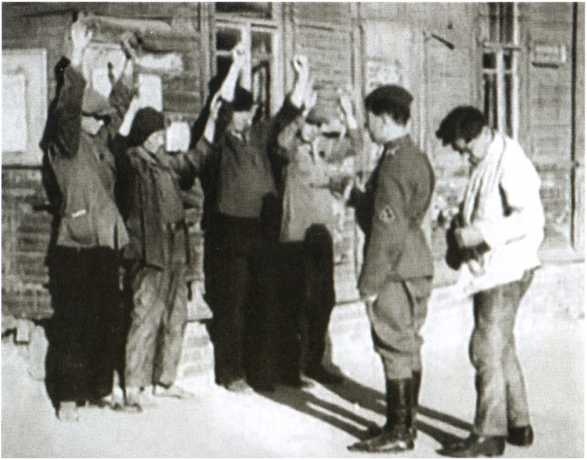 Иллюстрация к книге — Повседневная жизнь населения России в период нацистской оккупации [i_018.jpg]