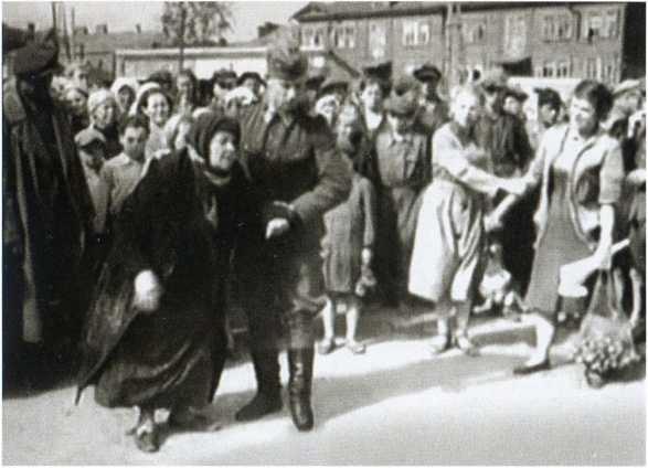 Иллюстрация к книге — Повседневная жизнь населения России в период нацистской оккупации [i_019.jpg]