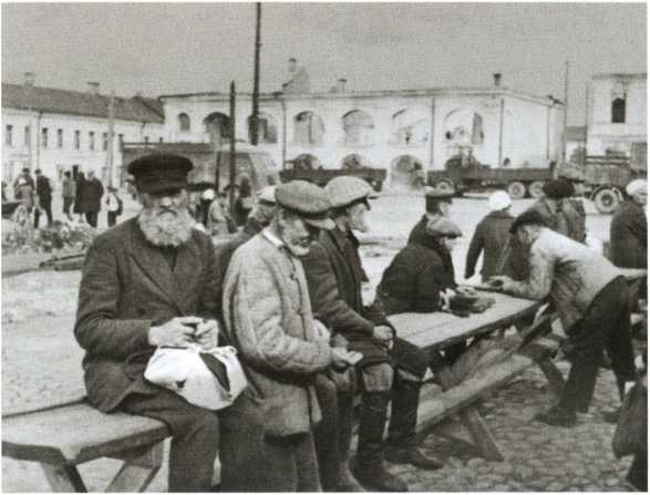 Иллюстрация к книге — Повседневная жизнь населения России в период нацистской оккупации [i_065.jpg]