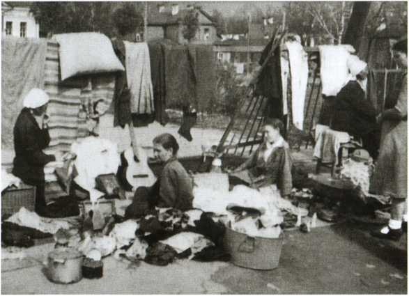 Иллюстрация к книге — Повседневная жизнь населения России в период нацистской оккупации [i_068.jpg]