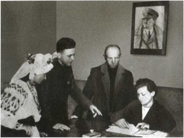 Иллюстрация к книге — Повседневная жизнь населения России в период нацистской оккупации [i_087.jpg]