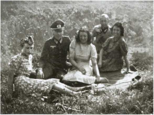 Иллюстрация к книге — Повседневная жизнь населения России в период нацистской оккупации [i_088.jpg]