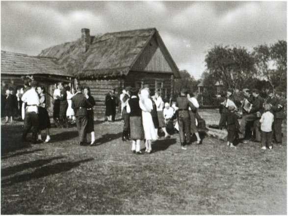 Иллюстрация к книге — Повседневная жизнь населения России в период нацистской оккупации [i_089.jpg]